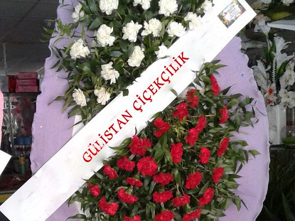 Beyaz papatya ve kırmızı güllerden hazırlanmış ayaklı çelenk